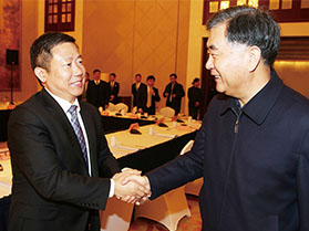 十九屆中央政治局常委，第十三屆全國(guó)政協(xié)主席汪洋與周海江握手合影